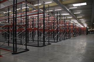 Pallet racks with narrow aisles: high capacity and versatility Pallet racks with narrow aisles: high capacity and versatility