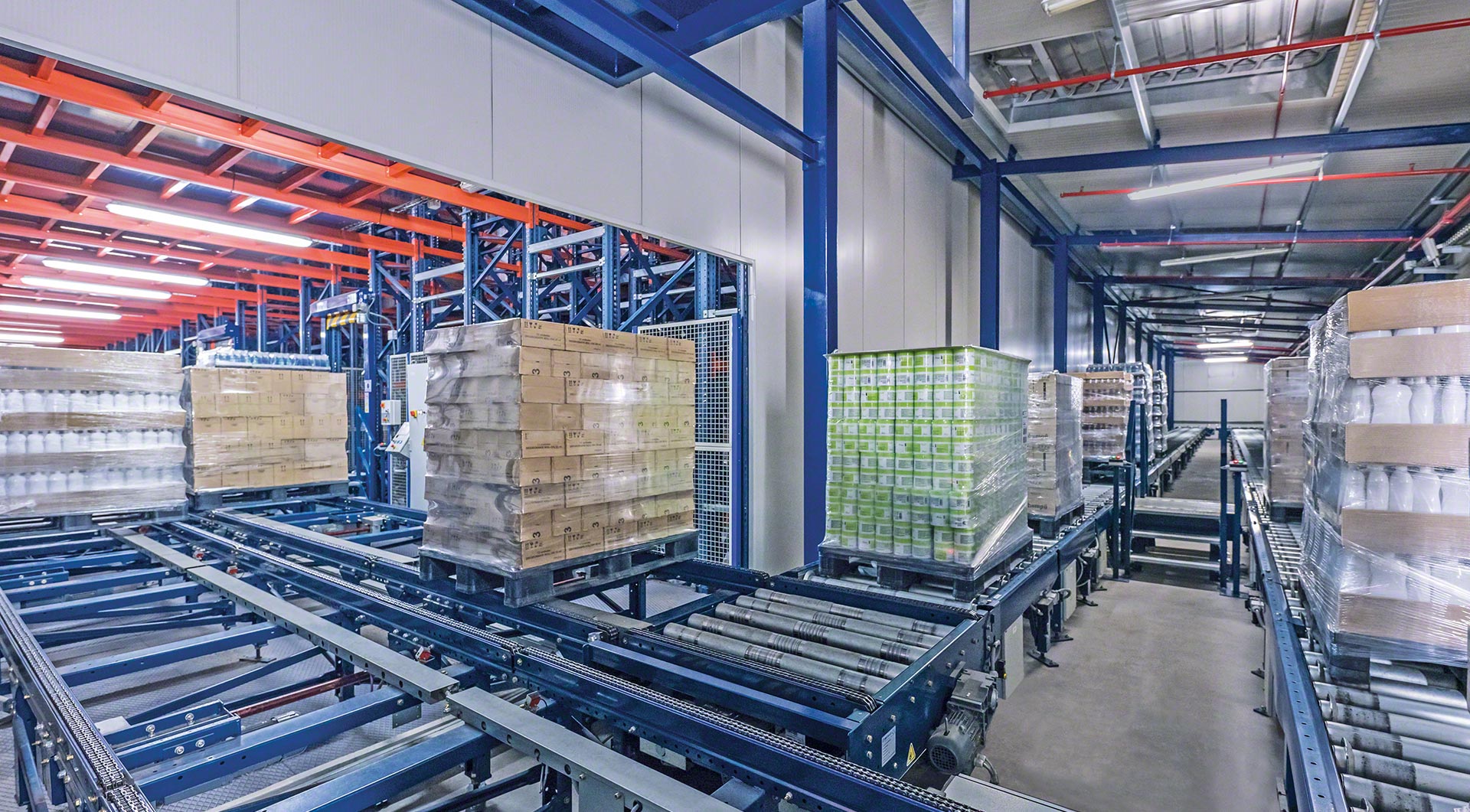 Conveyor system for pallets