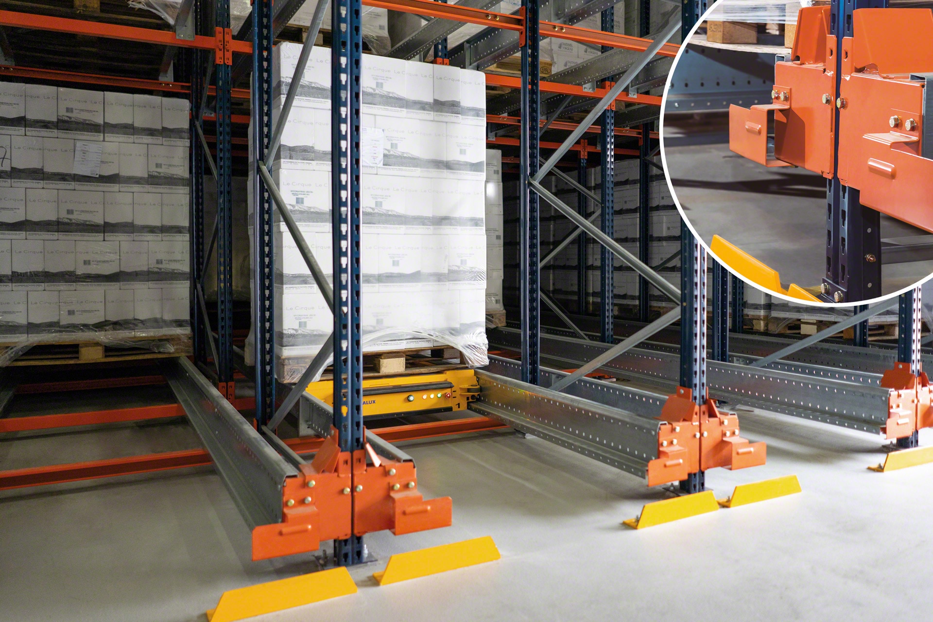 The arm has a protection element that acts as a safety stop for the shuttle