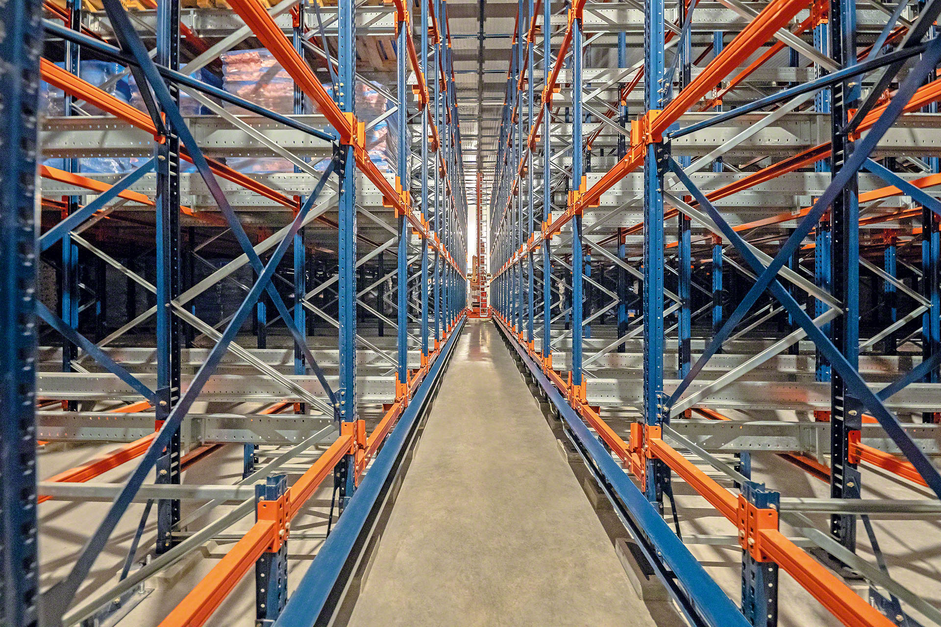 Automatic Pallet Shuttle ensures maximum efficiency in compact storage systems