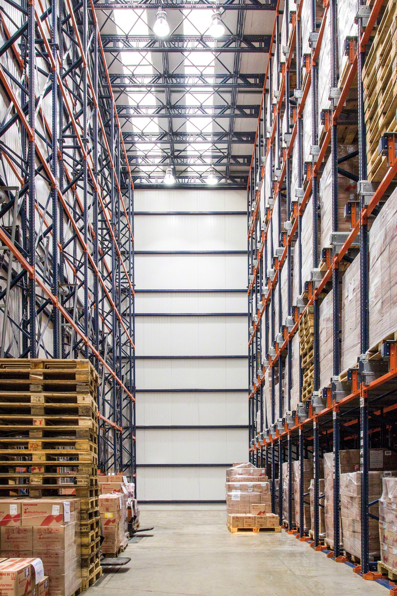 In a clad-rack warehouse, the Pallet Shuttle contributes even more to maximise storage capacity