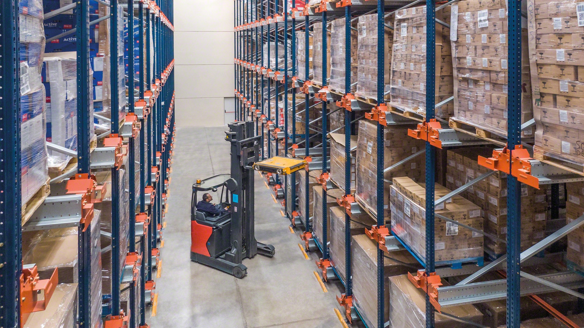 Forklift trucks place the shuttle in the storage channel to store or extract the goods in the high-density systems