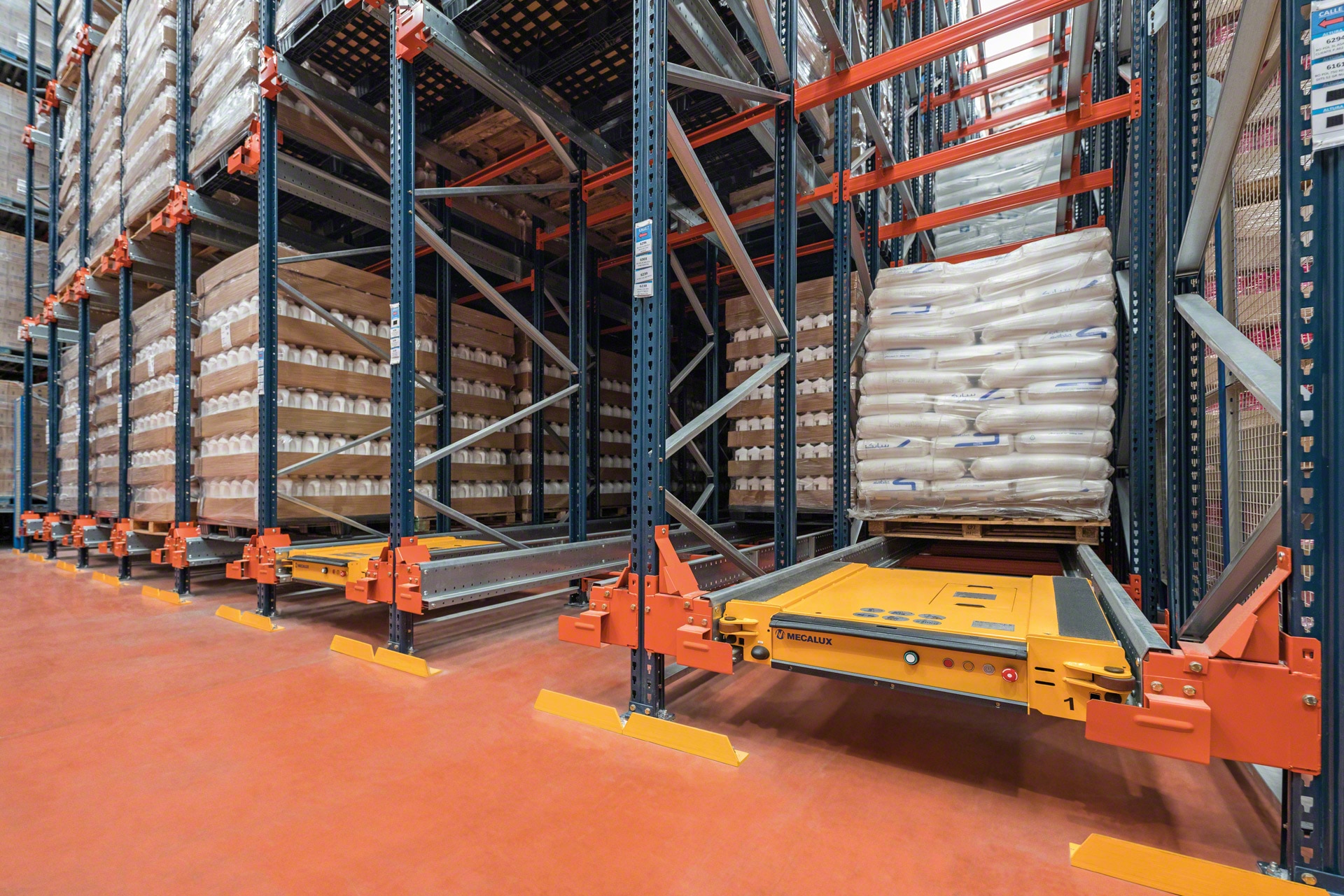 Installations with semi-automatic shuttles allow both LIFO and FIFO loading systems