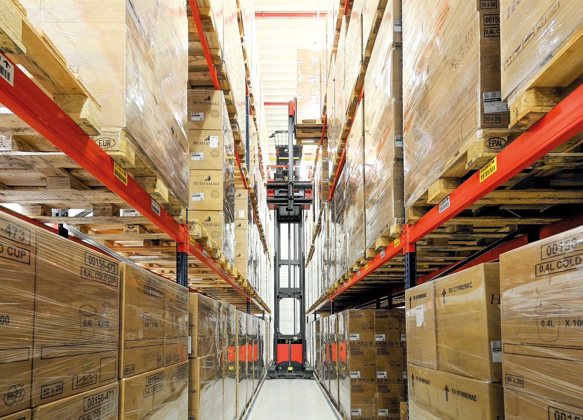 Order pickers operating in a narrow pallet rack aisle