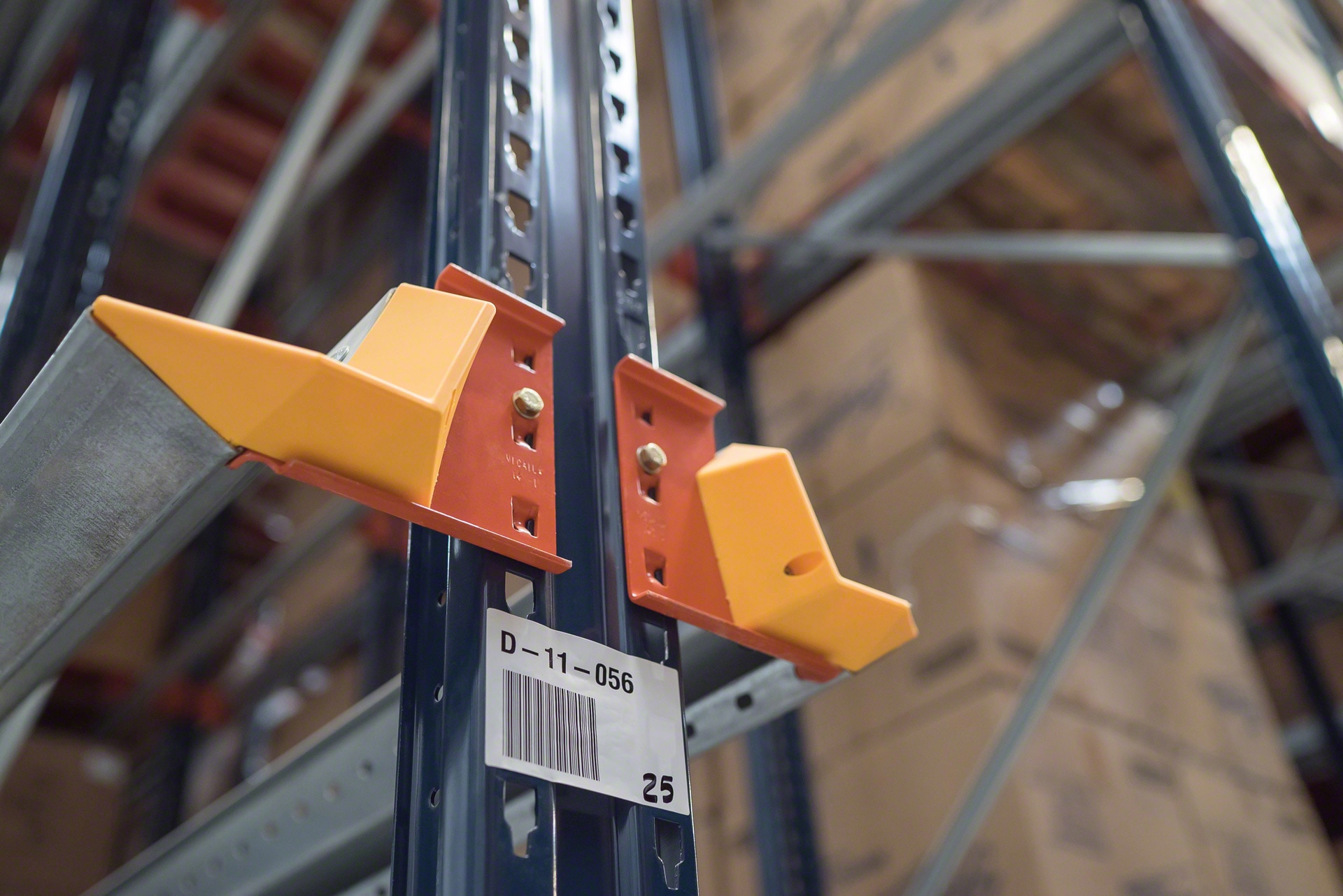 The pallet centraliser is a key element in drive-in shelving: it makes it easier for forklifts to handle the goods
