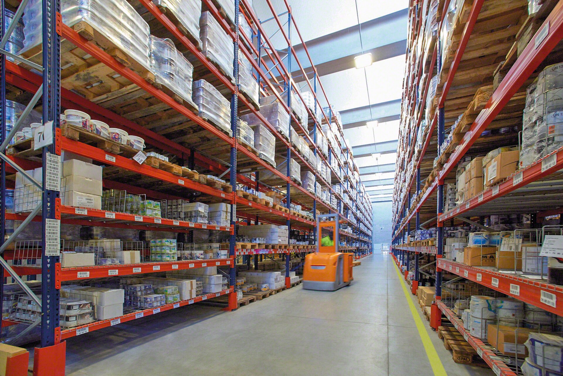 Combination of pallet racks in upper levels and picking racks in lower levels