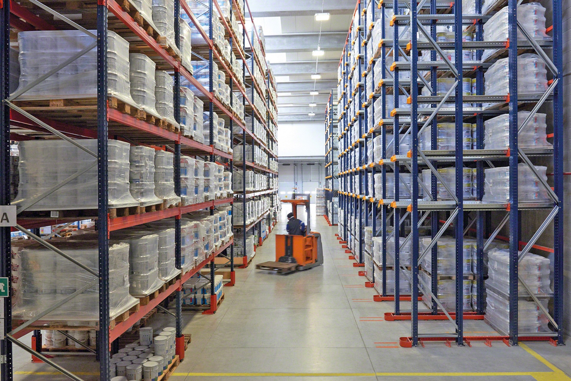 In order to optimise the operation of a warehouse, drive-in racks tend to be combined with other storage systems